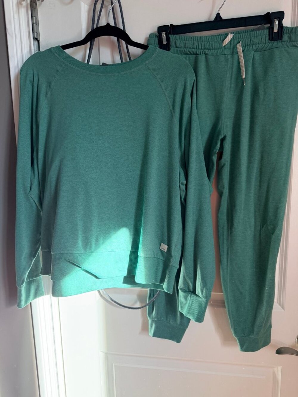 Vuori Matching Set Green Halo Crew & Performance Jogger DreamKnit